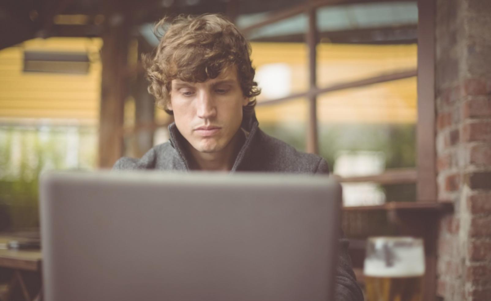 Sessione di lavoro in studio con strumenti professionali di photo editing